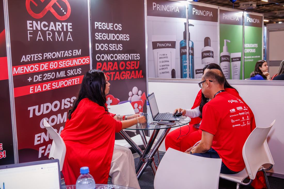 Atendimento no estande da Encarte Farma